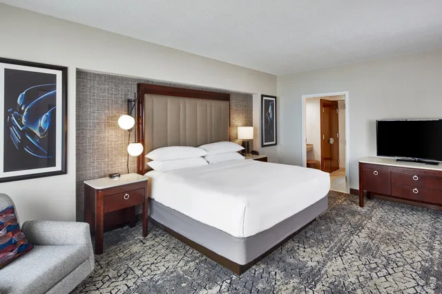 Executive, King Bed, Sheraton Indianapolis Hotel at Keystone Crossing 2/4
