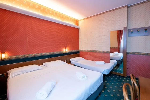 غرفة ثلاثية بثلاثة أسرّة، Hotel Des Etrangers 2/7