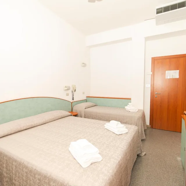 غرفة ثلاثية، Hotel Saint Louis 3/10