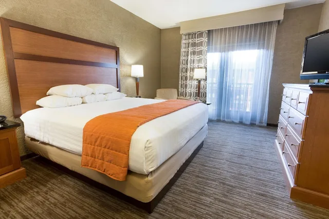 غرفة بسرير كينج بحوض استحمام في طابق مرتفع لذوي الإعاقة، Drury Inn & Suites Flagstaff 1/6