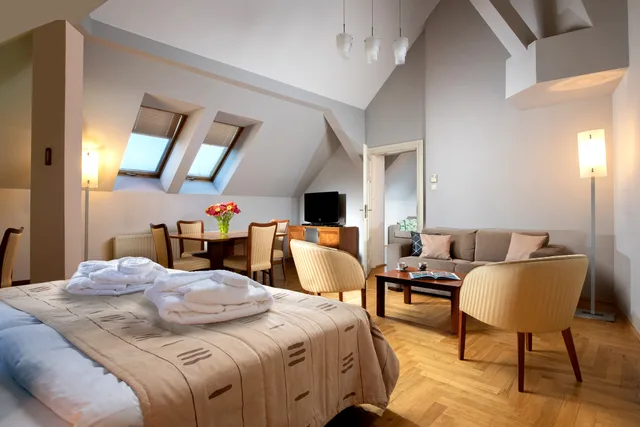Deluxe, Apartment, Two Story، Red Brick Apartments 1/3