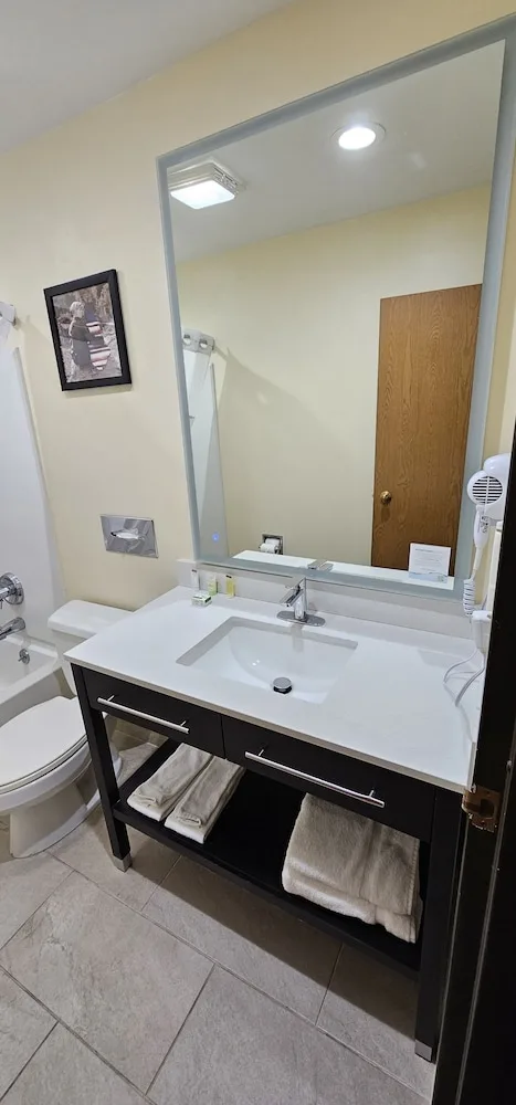 Efficiency, Studio, 2 Queen Beds، AmericInn by Wyndham Fort Atkinson 5/5