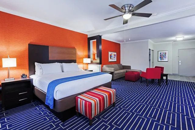 Suite, King Bed, Pool View, Holiday Inn Express Hotel And Suites Houston East 2/5