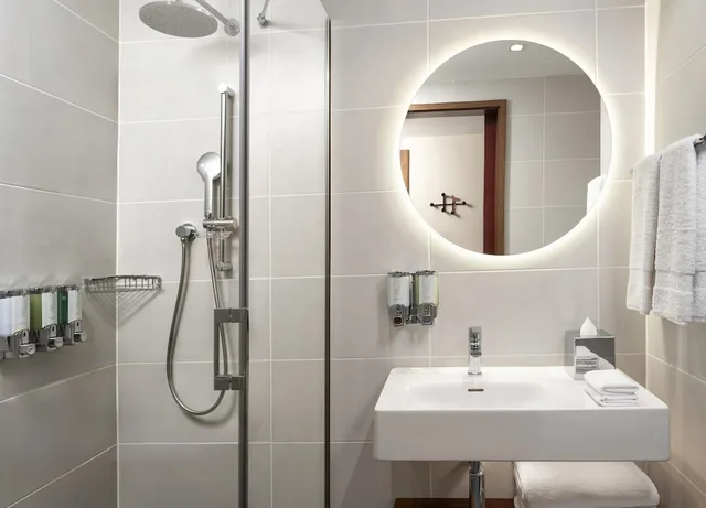 غرفة سوبيريور بسرير كينج، Hampton by Hilton Istanbul Sisli 3/4