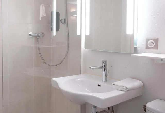غرفة بسرير كوين، B&B HOTEL Louveciennes 3/4
