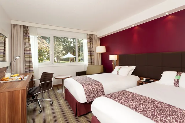 غرفة قياسية بسريرين منفصلين مع أريكة، Holiday Inn Lille Ouest Englos 1/3