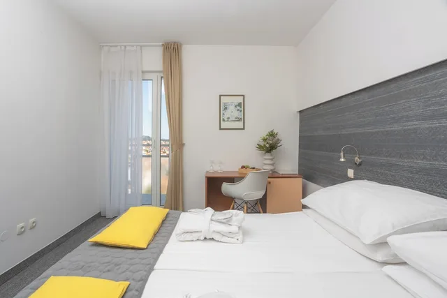 غرفة اقتصادية بثلاثة أسرّة بشرفة، Hotel Punta Vodice 2/10