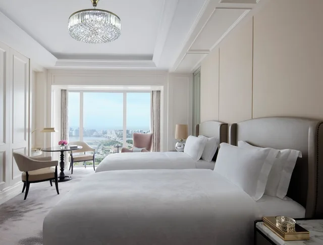 غرفة ديلوكس بسريرين منفصلين بإطلالة على البحر، The Langham Haikou 2/5