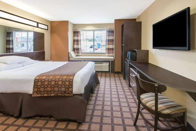 غرفة بسرير كوين، Microtel Inn And Suites By Wyndham North Canton 2/4