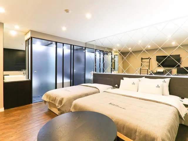 غرفة عائلية بسريرين منفصلين وسرير مزدوج وسرير فردي، Louis Hotel 1/1