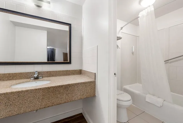 غرفة قياسية بسرير كينج، Econo Lodge Palmyra - Hershey 5/7