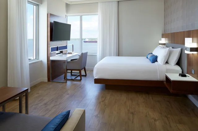 غرفة ديلوكس بسرير كينج، DELTA HOTELS BY MARRIOTT TROIS RIVIERES CONFERENCE CENTRE 8/10
