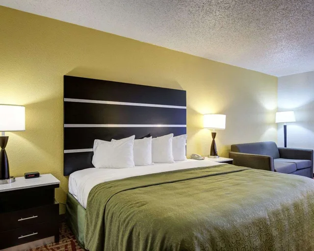 Room, King Bed, Quality Inn Fort Smith I-540 2/2