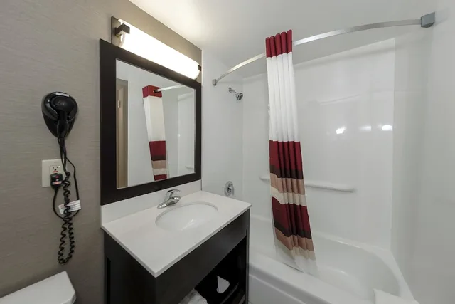 جناح بسريرين كوين بإطلالة على البحيرة لذوي الإعاقة، Red Roof Inn & Suites Newburgh - Stewart Airport/ West Point 9/10