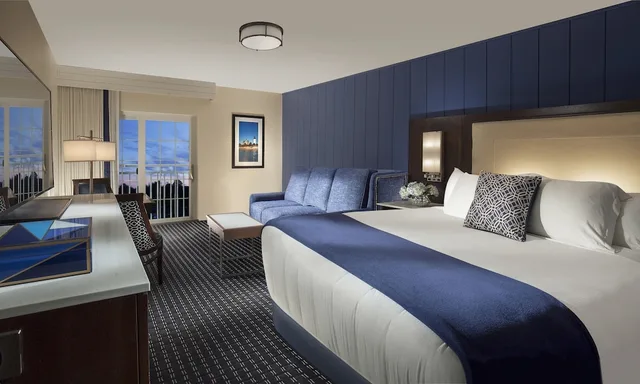 غرفة ديلوكس بسرير كينج مع أريكة، Hyannis Harbor Hotel 1/3