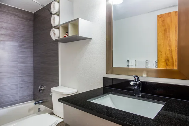 Room, 2 Queen Beds, Partial View، Arya Blu Inn and Suites (Ex Days Inn Ormond Beach Mainsail Oceanfront) 2/8