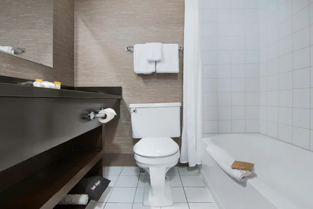 Standard, 2 Queen Beds, Atrium Building، Sandman Hotel Kelowna 4/4