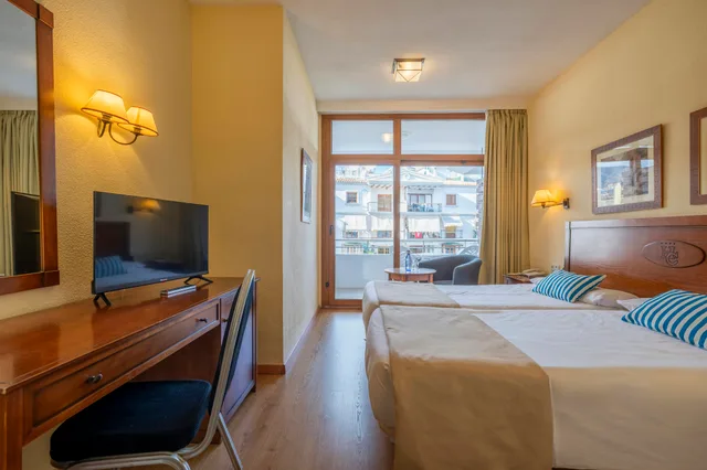 Room, Double or Twin Bed, Side Sea View، Leonardo Hotel Torremolinos Costa del Sol 3/5