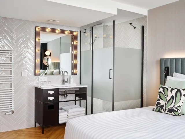 Superior, King Bed, H4 Wyndham Paris Pleyel 4/7