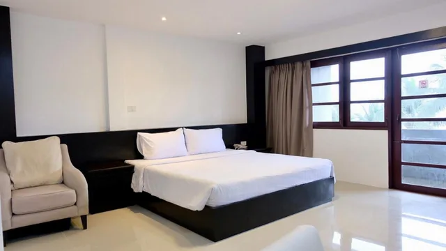 غرفة بسرير مزدوج بإطلالة على البحر، S2 Hotel 1/8