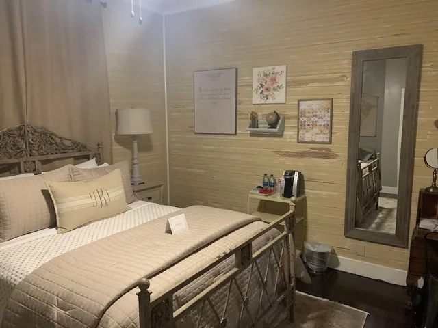 Queen Bed, Sofa, Ye Kendall Inn 5/5