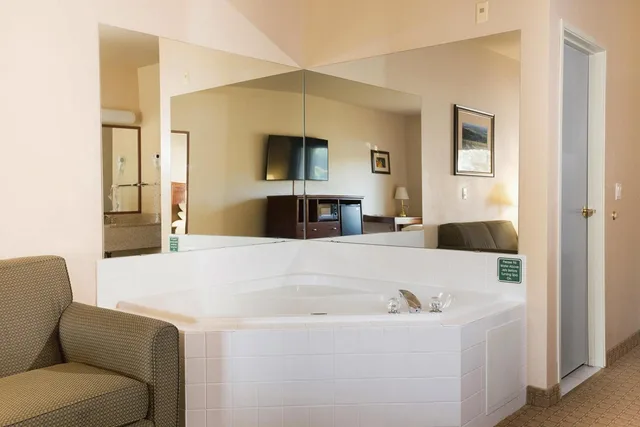 جناح بجاكوزي، Red Lion Inn & Suites McMinnville 1/2