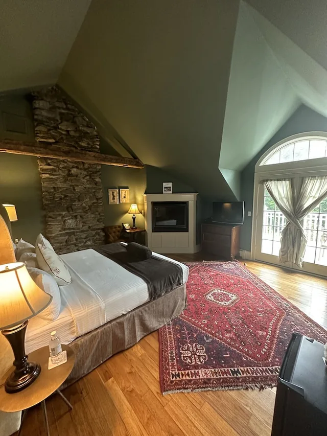 غرفة بسرير كينج، Buttermilk Falls Inn 1/2