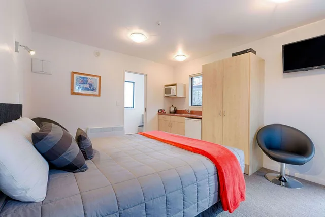 Superior, Studio, Queen Bed, Bella Vista Motel Te Anau 2/6