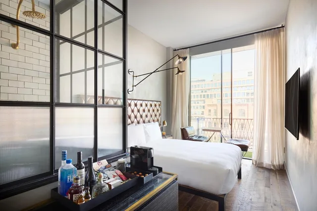 غرفة بسرير كوين بشرفة، Arlo Williamsburg 6/10