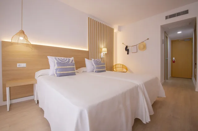 غرفة بسرير مزدوج بإطلالة على البحر، Hotel Cala Font 3/6