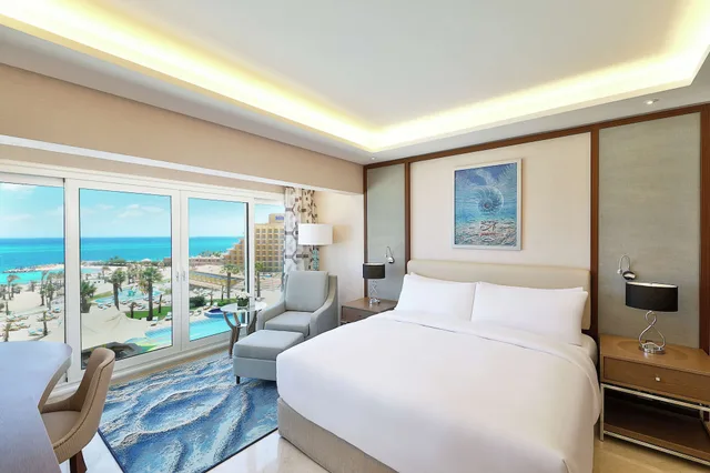 جناح عائلي بسرير كينج بإطلالة على البحر مع أريكة، Hilton Hurghada Plaza 1/3