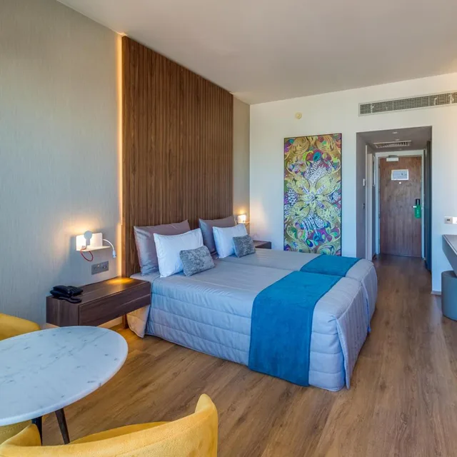 غرفة بسرير كينج بإطلالة جزئية على البحر، Sun Hall Hotel 1/5