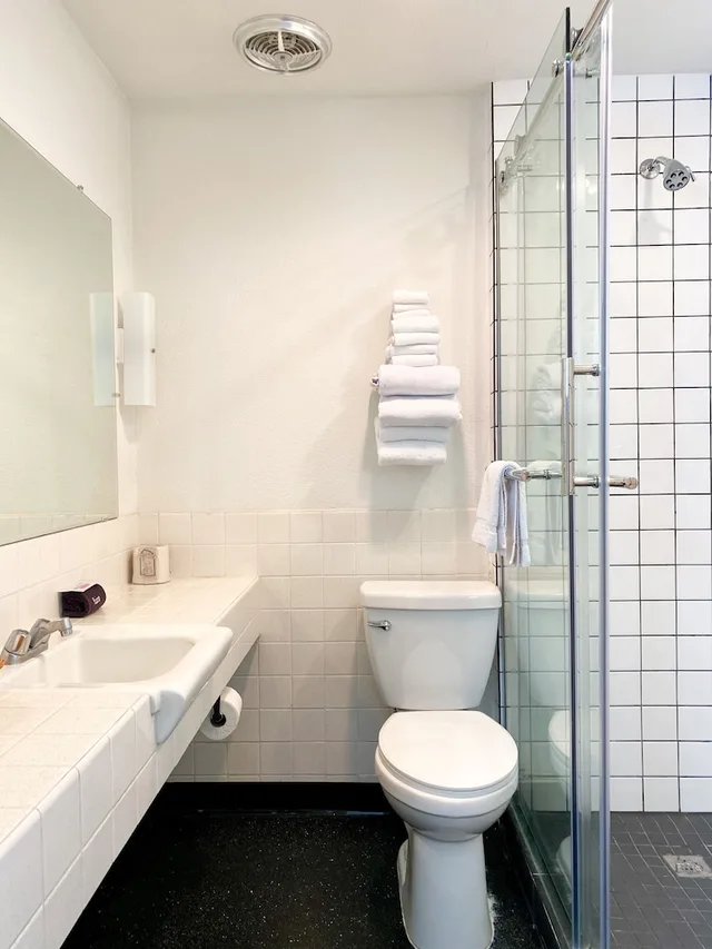 استوديو بسريرين كينج وسرير بطابقين بمطبخ صغير، University Inn 3/3