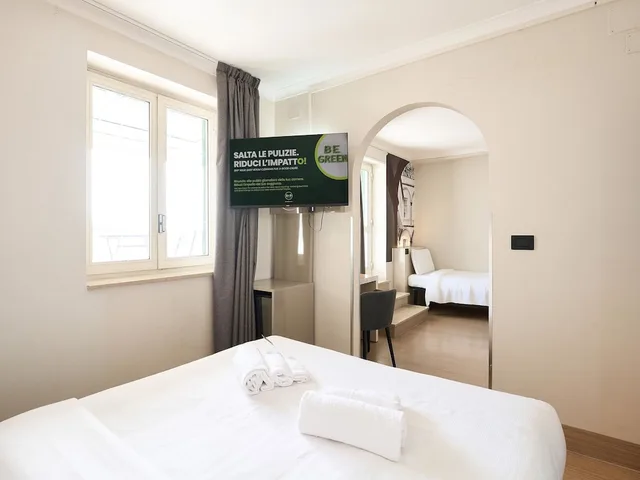 غرفة ثلاثية بسرير كوين وسرير فردي بشرفة، B&B Hotel Napoli 3/10