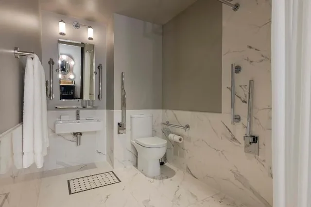 غرفة بسرير كينج لذوي الإعاقة، Virgin Hotels London-Shoreditch 2/3