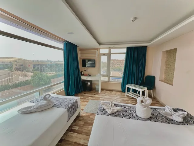غرفة بريميوم ثلاثية بسرير كوين وسرير فردي بإطلالة على الجبل، Turquoise Pyramids & Grand Egyptian museum view Hotel 4/10