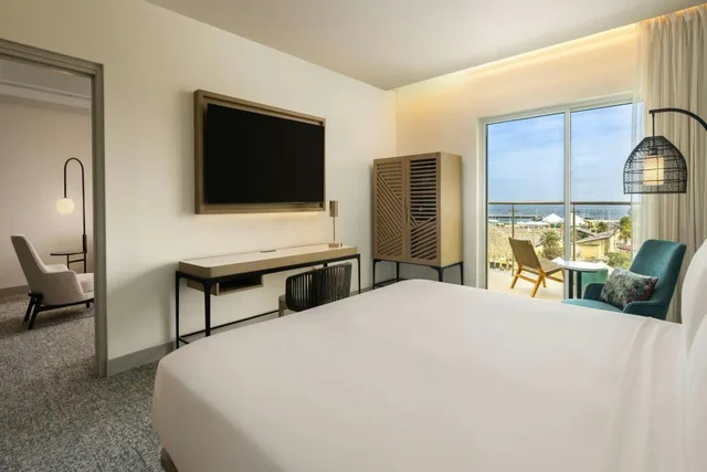 جناح بسرير كينج بإطلالة على المسبح بشرفة بغرفة نوم واحدة، Courtyard by Marriott Curacao 4/4