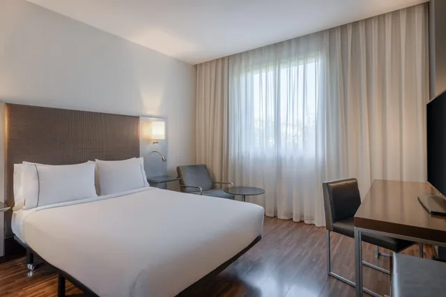 غرفة بسرير كوين، AC Hotel by Marriott Madrid Airport 2/5