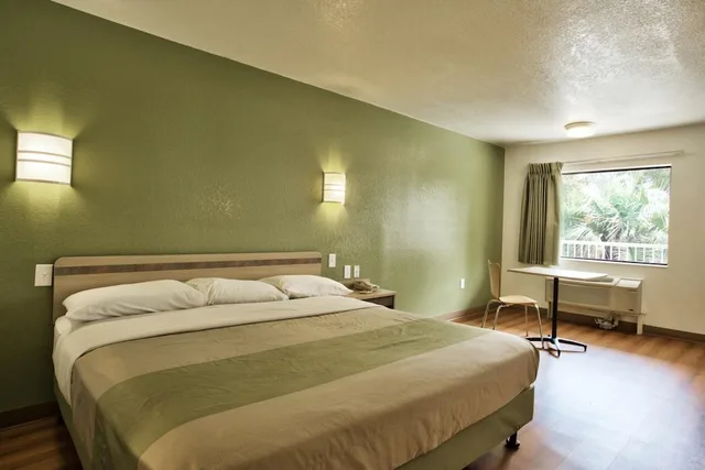 Deluxe, Queen Bed, Kitchenette, Motel6 Tallahassee, FL - Downtown 3/7