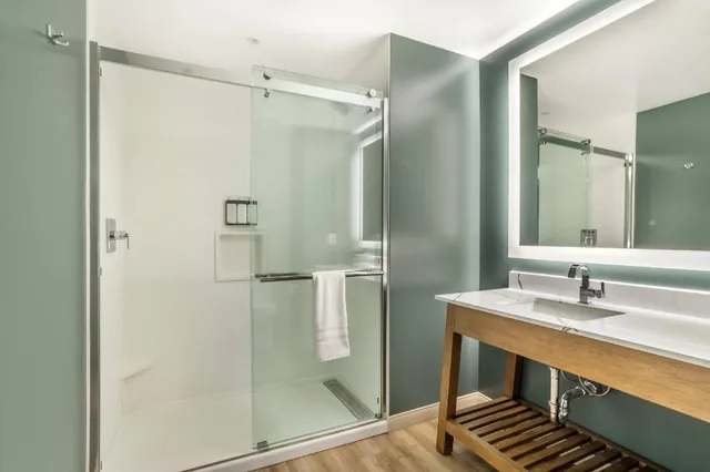 Upgrade, Efficiency, Suite, King Bed، Cambria Hotel Templeton - Paso Robles 2/3