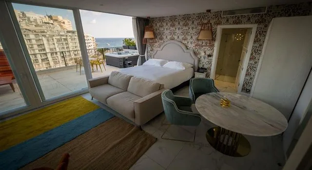 Executive, Suite, Single, Outdoor Jetted Tub, Kitchenette، Holm Hotel And Spa 1/1