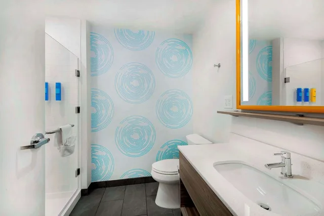 غرفة قياسية بسرير كينج، Tru by Hilton Wilmington Wrightsville Beach 7/7