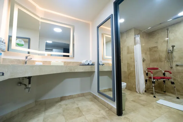 غرفة بسرير كينج لذوي الإعاقة، Holiday Inn Uruapan 3/3