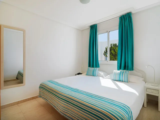 شقة بسريرين منفصلين بإطلالة على المسبح بغرفة نوم واحدة مع أريكة، ARENA BEACH HOTEL 6/10
