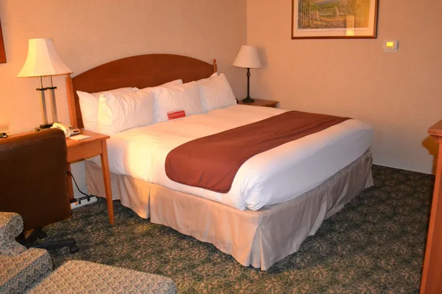 Room, King Bed, Exterior Entrance، Ramada by Wyndham State College Hotel & Conference Center 9/10