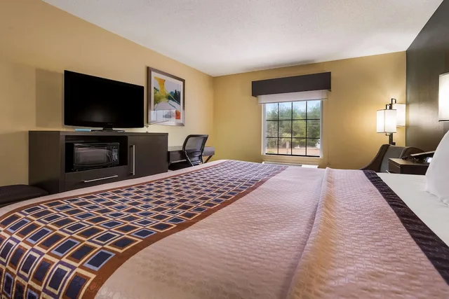 غرفة قياسية بسرير كينج، Best Western Bradbury Inn & Suites 3/7