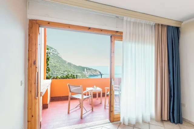 غرفة ديلوكس بسرير كوين بإطلالة على البحر، Hotel Torre Di Calapiccola 7/9