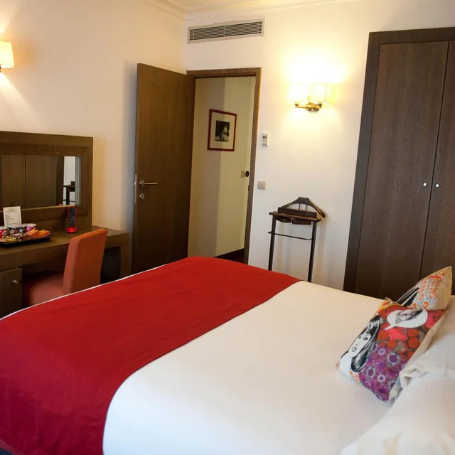 Deluxe, Double Bed, Balcony, Westside Arc de Triomphe Hotel Ex Hotel Waldorf Arc de Triomphe 2/4