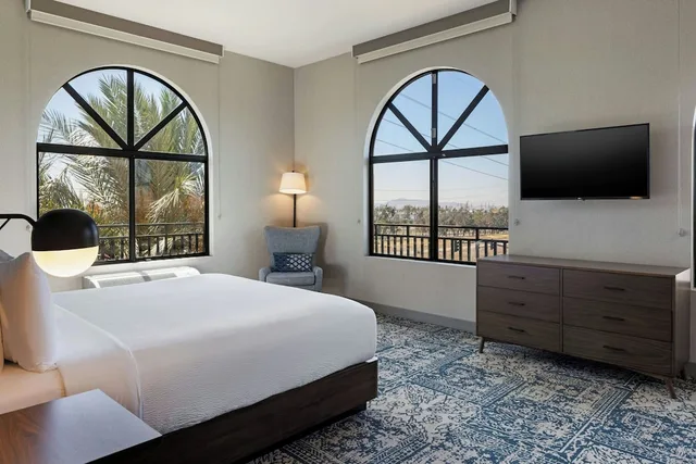 جناح بسرير كينج مع أريكة، Four Points by Sheraton Ontario-Rancho Cucamonga 3/8