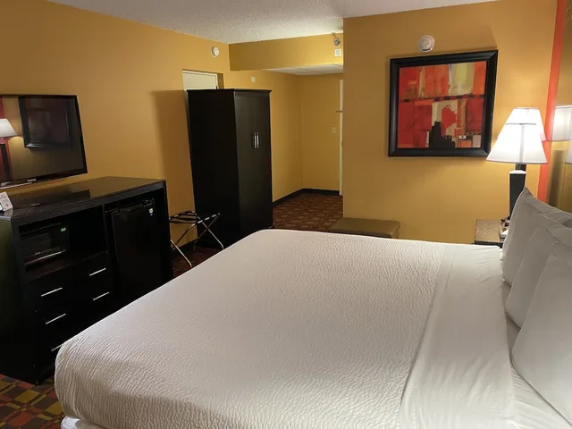غرفة بسرير كينج لذوي الإعاقة، Ramada By Wyndham Rochelle Park Near Paramus 1/7